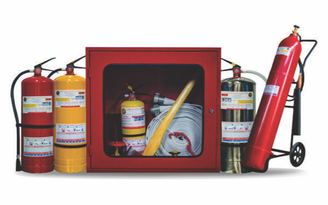 Extintores varios y equipo contra incendios
